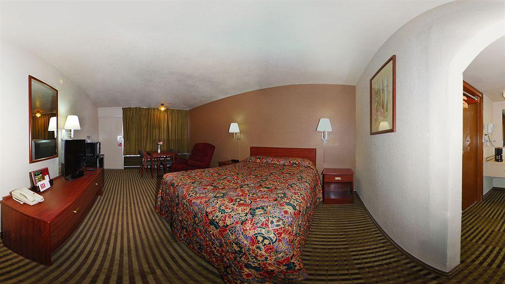 Econo Lodge *